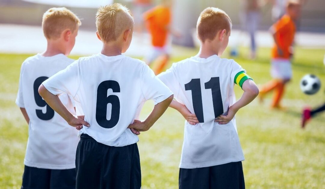 pojkar som spelar fotboll i en fotbollsklubb